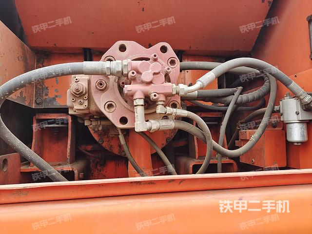 液压泵舱室正面整体(整机外观) 液压泵舱室正面整体(整机外观)