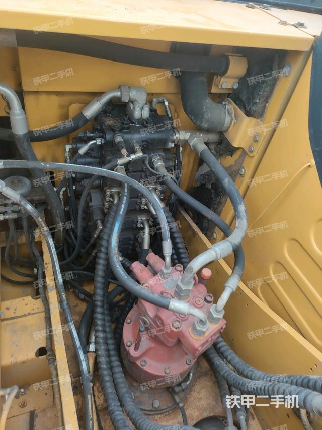 回转马达和主控阀(整机外观) 回转马达和主控阀(整机外观)