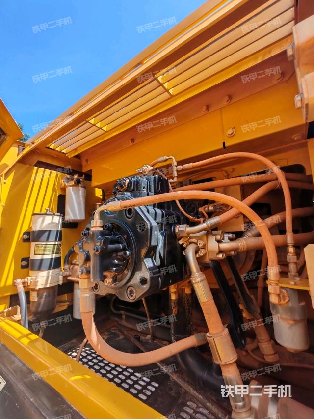 液压泵舱室正面整体(整机外观) 液压泵舱室正面整体(整机外观)