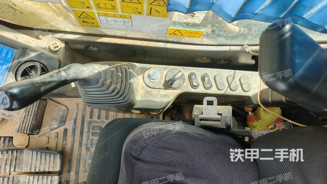 座椅右側(cè)控制臺/鑰匙門/油門/含右手柄(駕駛室部分) 座椅右側(cè)控制臺/鑰匙門/油門/含右手柄(駕駛室部分)
