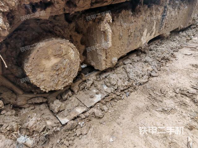 單側(cè)履帶整體(整機(jī)外觀) 單側(cè)履帶整體(整機(jī)外觀)