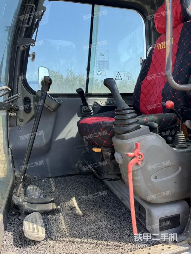 驾驶室顶部(整机外观) 驾驶室顶部(整机外观)