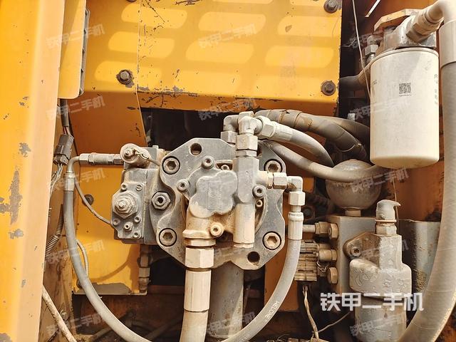 液压泵舱室正面整体(整机外观) 液压泵舱室正面整体(整机外观)
