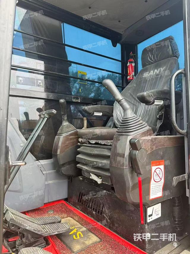 駕駛室整體（整機外觀）