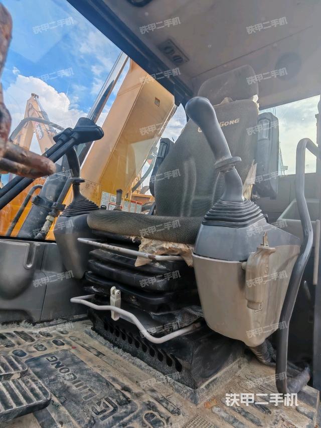 驾驶室整体(整机外观) 驾驶室整体(整机外观)