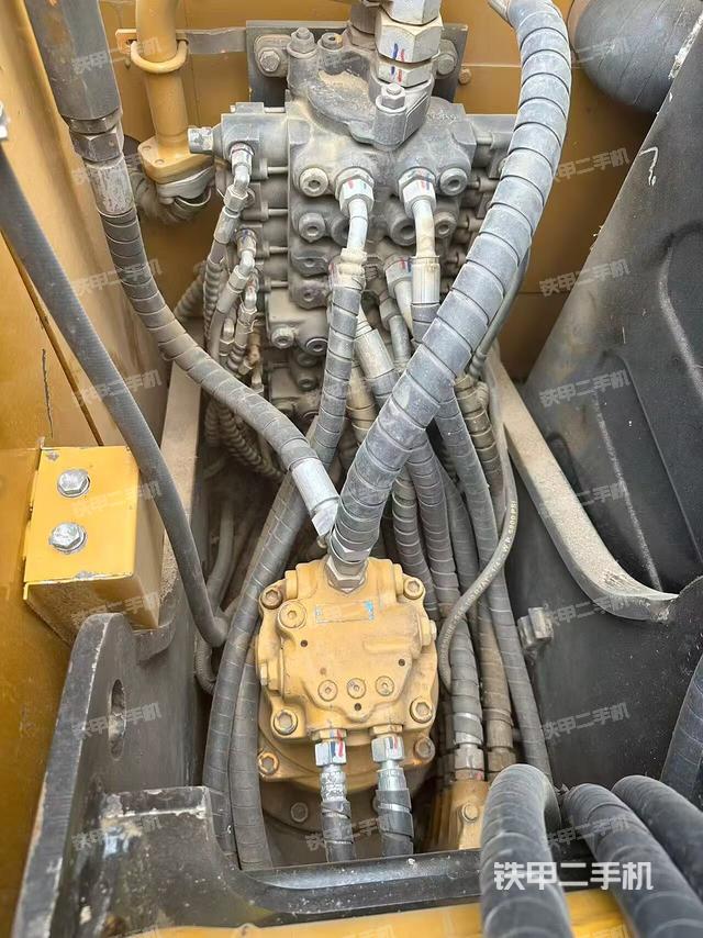 回转马达和主控阀（整机外观）