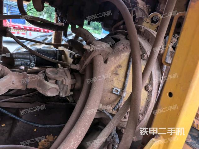发动机舱液压泵全景(压路机发动机舱) 发动机舱液压泵全景(压路机发动机舱)