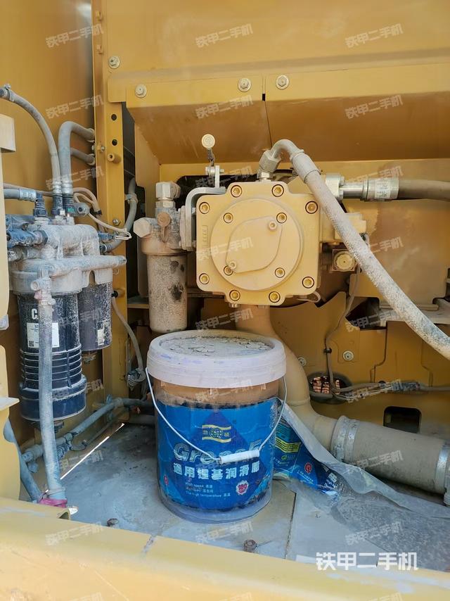 液压泵舱室正面整体(整机外观) 液压泵舱室正面整体(整机外观)