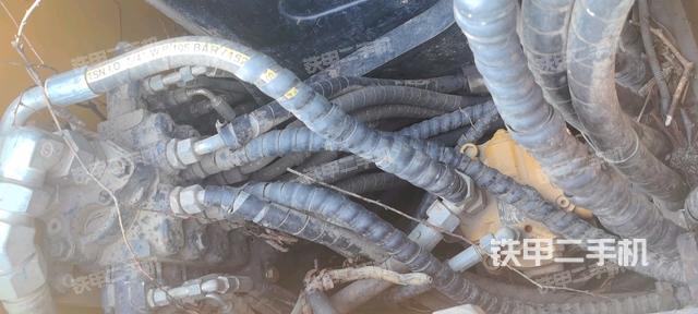 回轉(zhuǎn)馬達和主控閥(整機外觀) 回轉(zhuǎn)馬達和主控閥(整機外觀)