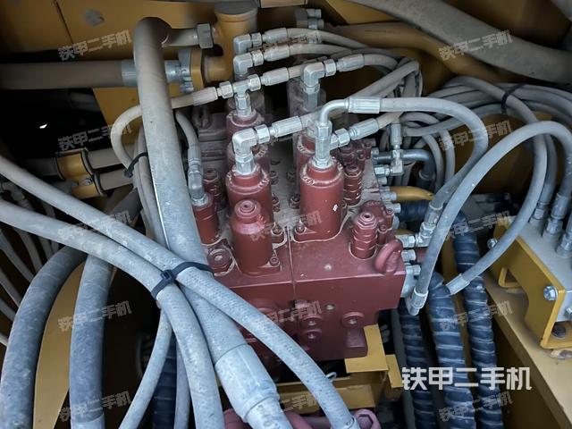 回转马达和主控阀(整机外观) 回转马达和主控阀(整机外观)