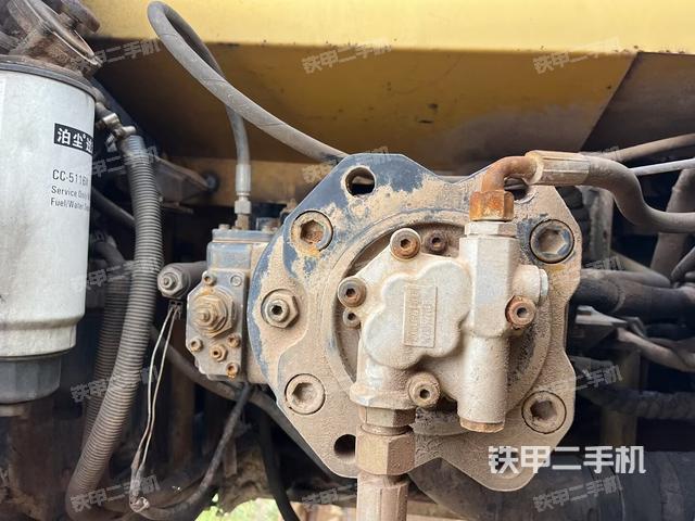 液压泵舱室正面整体（整机外观）