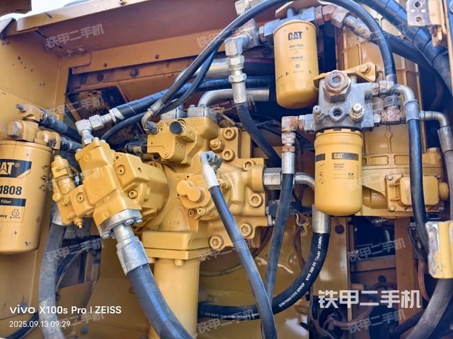 液压泵舱室正面整体(整机外观) 液压泵舱室正面整体(整机外观)