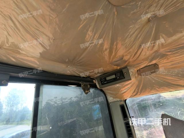 行走控制手柄和踏板?俯拍(駕駛室部分) 行走控制手柄和踏板?俯拍(駕駛室部分)