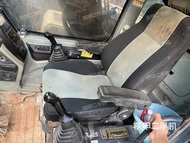 駕駛室整體(整機(jī)外觀) 駕駛室整體(整機(jī)外觀)