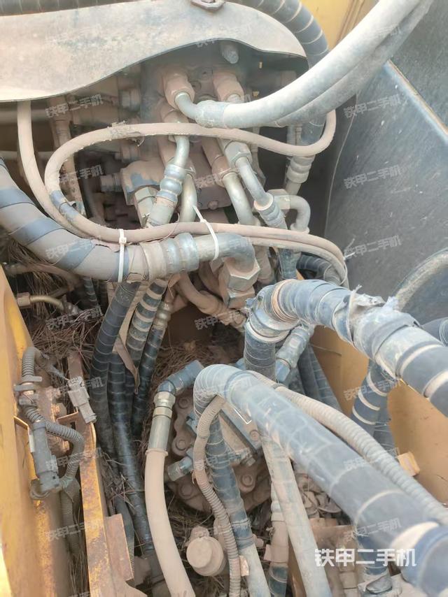 回转马达和主控阀(整机外观) 回转马达和主控阀(整机外观)