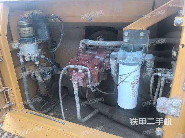 液壓泵艙室正面整體（整機外觀）