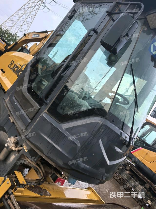 駕駛室頂蓬內(nèi)（壓路機(jī)駕駛室）