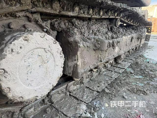 單側(cè)履帶整體(整機外觀) 單側(cè)履帶整體(整機外觀)