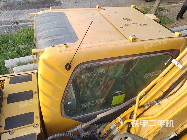 驾驶室顶部(整机外观) 驾驶室顶部(整机外观)