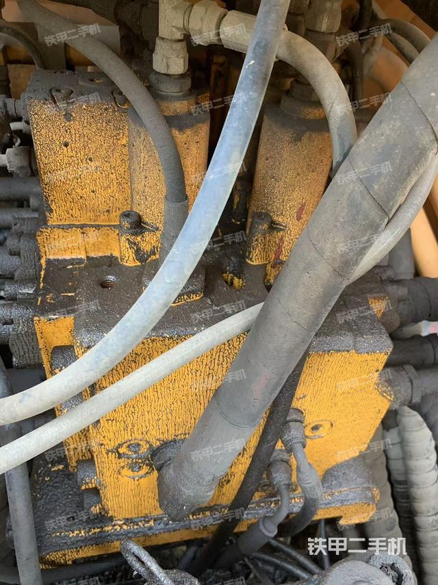 回轉(zhuǎn)馬達(dá)和主控閥（整機(jī)外觀）