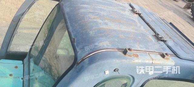 驾驶室顶部(整机外观) 驾驶室顶部(整机外观)