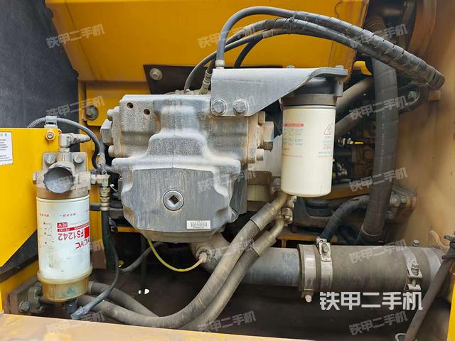 液压泵舱室正面整体(整机外观) 液压泵舱室正面整体(整机外观)