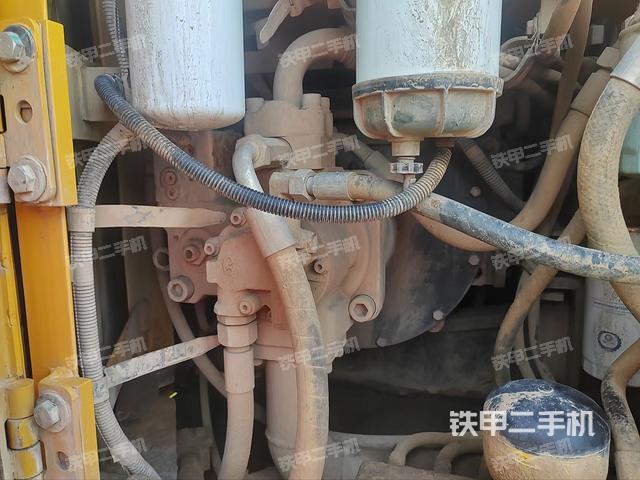 液压泵舱室正面整体(整机外观) 液压泵舱室正面整体(整机外观)