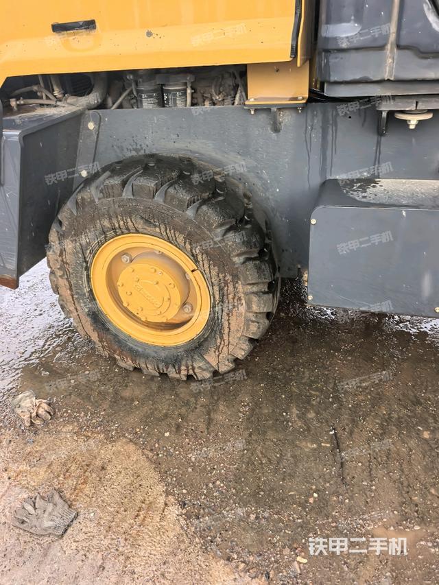 前車架正左側(cè)（壓路機(jī)前后車架）