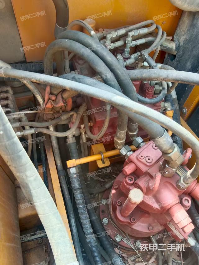 回转马达和主控阀（整机外观）