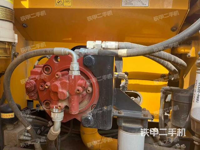 液压泵舱室正面整体（整机外观）