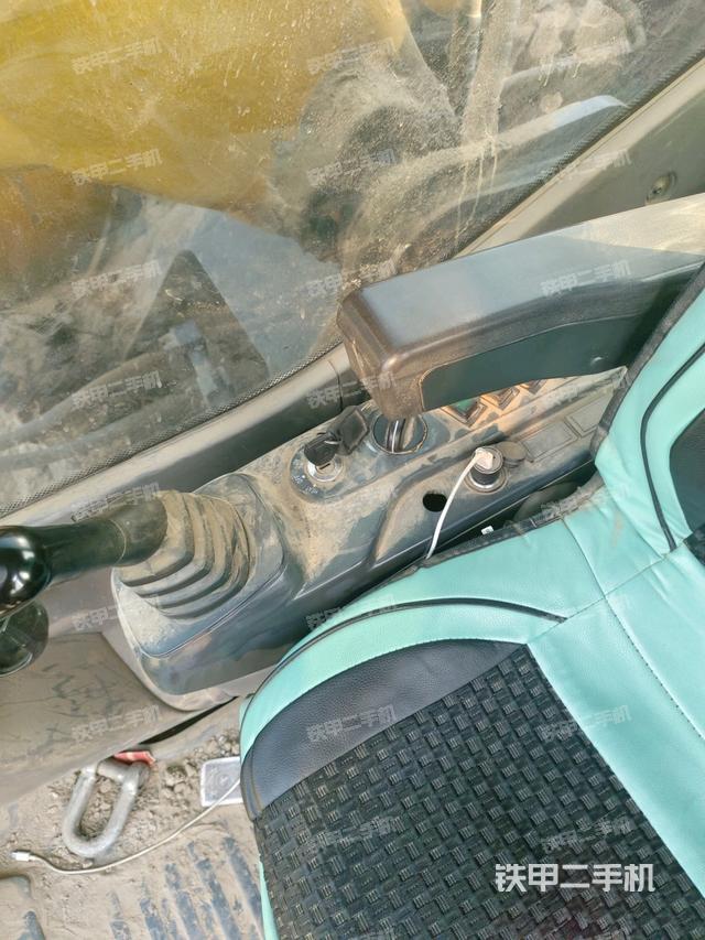 座椅右侧控制台/钥匙门/油门/含右手柄(驾驶室部分) 座椅右侧控制台/钥匙门/油门/含右手柄(驾驶室部分)