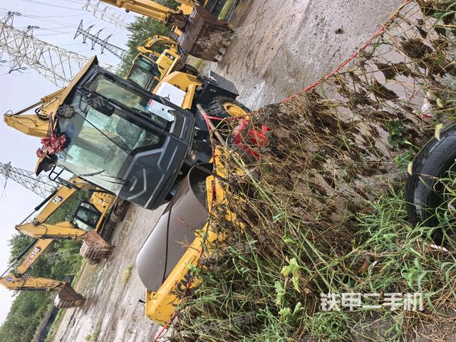 右側(cè)正面照（壓路機(jī)駕駛室）