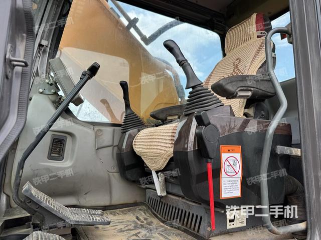 駕駛室整體(整機外觀) 駕駛室整體(整機外觀)