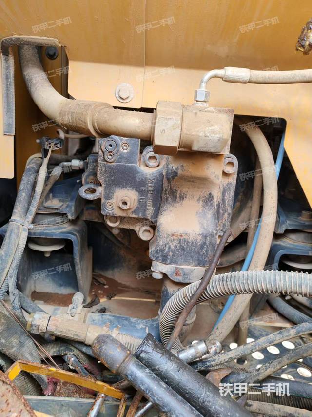 液壓泵艙室正面整體(整機(jī)外觀) 液壓泵艙室正面整體(整機(jī)外觀)