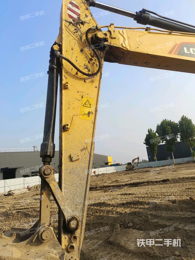 小臂整体左后(工作和回转装置) 小臂整体左后(工作和回转装置)