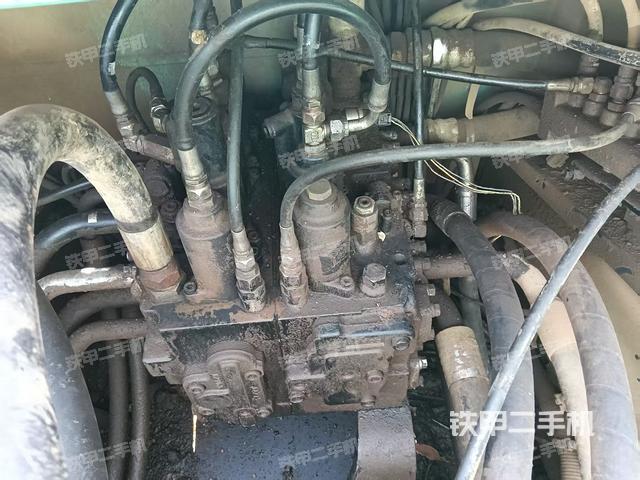 回转马达和主控阀(整机外观) 回转马达和主控阀(整机外观)