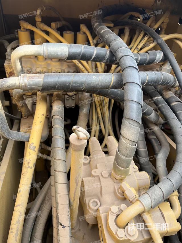 回转马达和主控阀(整机外观) 回转马达和主控阀(整机外观)