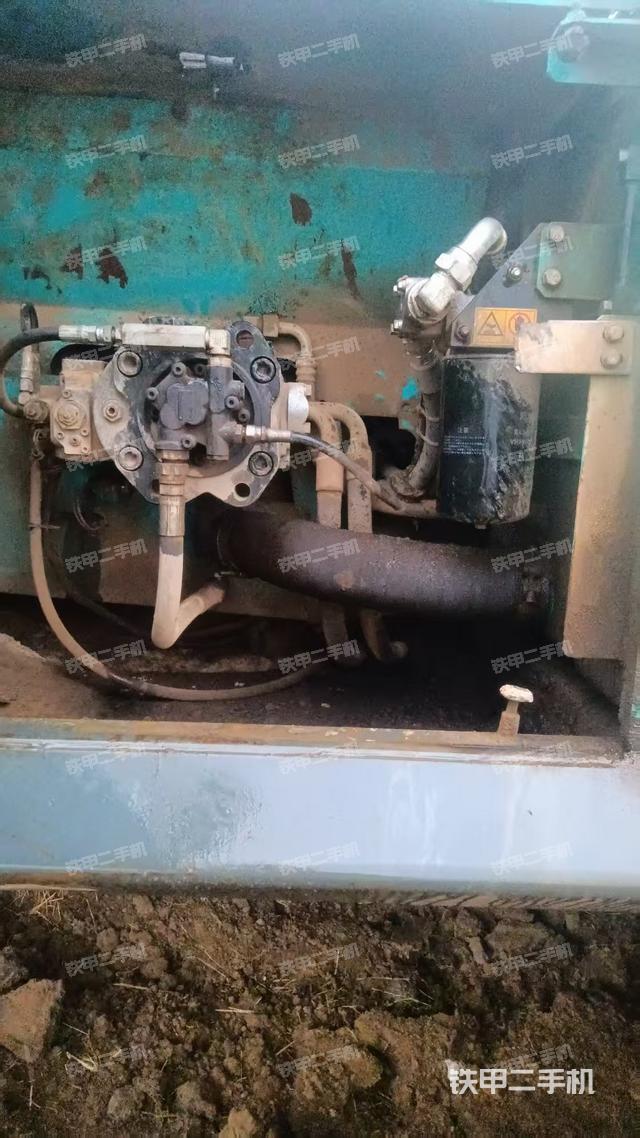 液压泵舱室正面整体(整机外观) 液压泵舱室正面整体(整机外观)