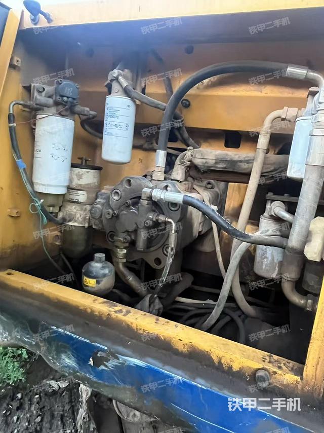 液壓泵艙室正面整體(整機外觀) 液壓泵艙室正面整體(整機外觀)