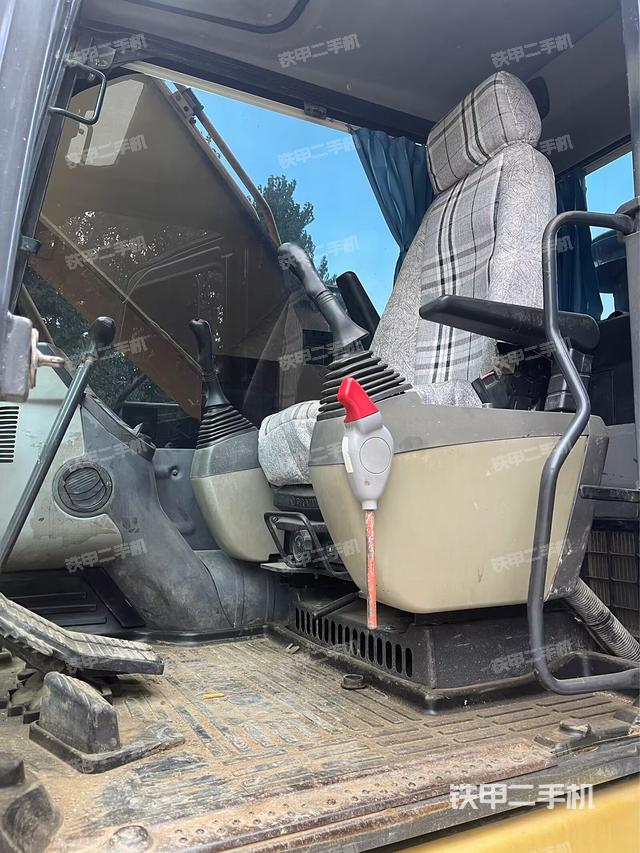 駕駛室整體(整機(jī)外觀) 駕駛室整體(整機(jī)外觀)