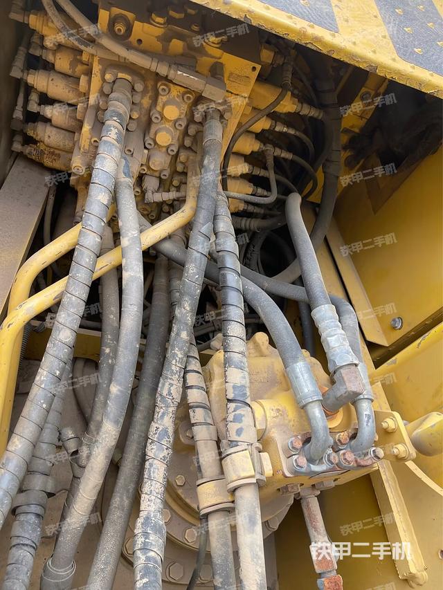 回轉(zhuǎn)馬達(dá)和主控閥(整機(jī)外觀) 回轉(zhuǎn)馬達(dá)和主控閥(整機(jī)外觀)