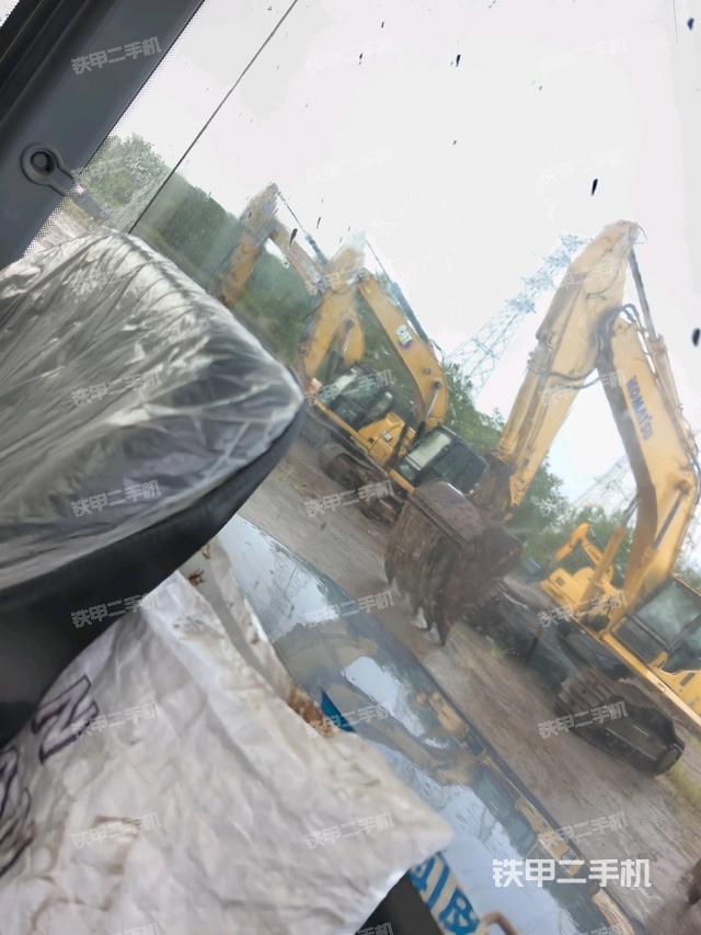 操作臺(tái)全景（壓路機(jī)駕駛室）