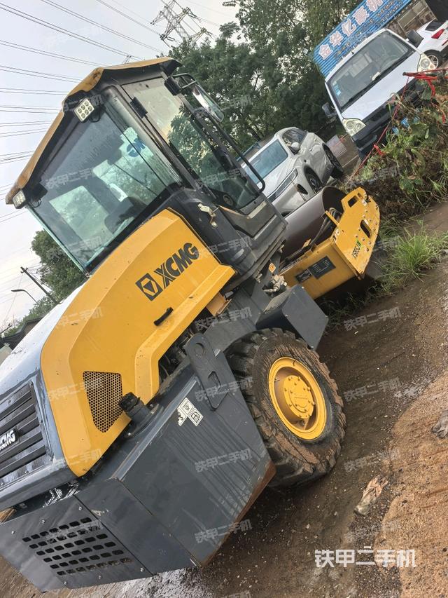 后輪右側(cè)全景（壓路機(jī)前后車架）