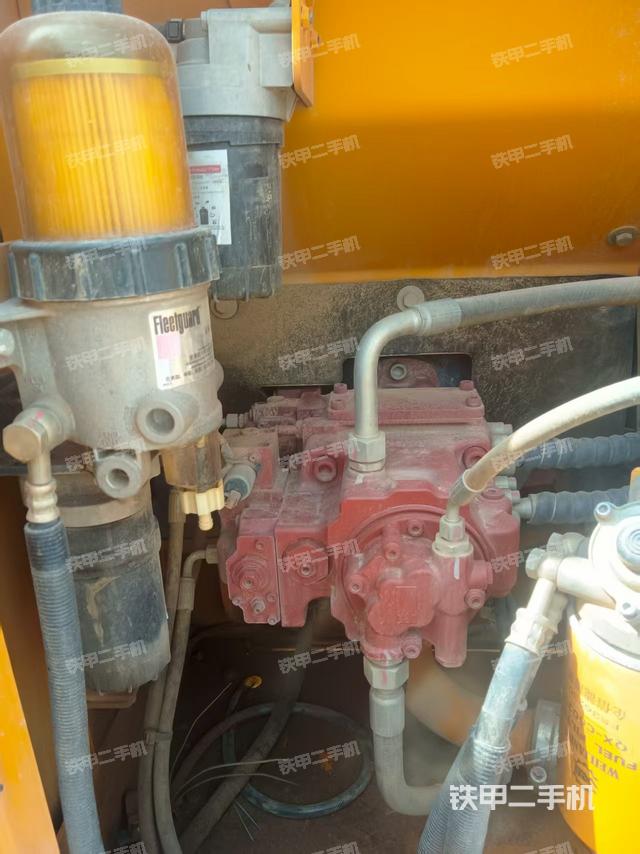 液压泵舱室正面整体（整机外观）