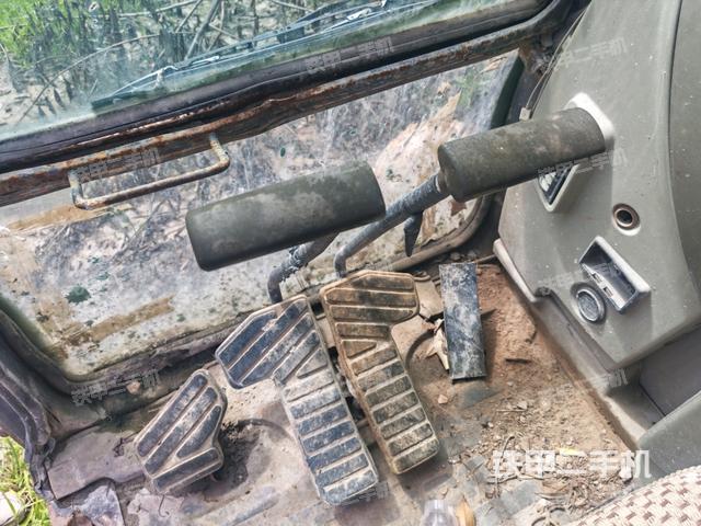 行走控制手柄和踏板?俯拍(駕駛室部分) 行走控制手柄和踏板?俯拍(駕駛室部分)