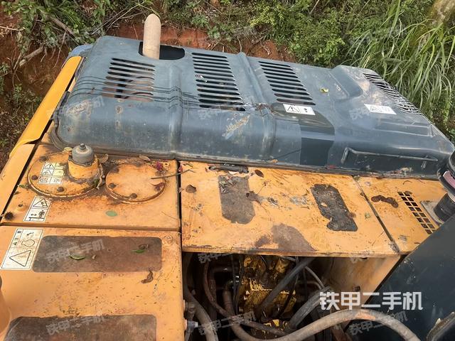 駕駛室頂部(整機(jī)外觀) 駕駛室頂部(整機(jī)外觀)