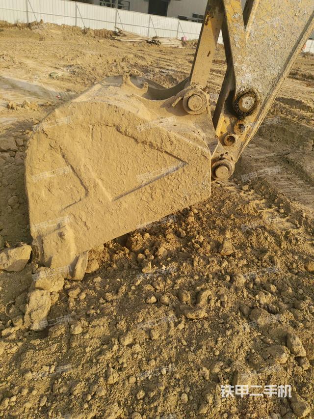 铲斗右后整体(工作和回转装置) 铲斗右后整体(工作和回转装置)