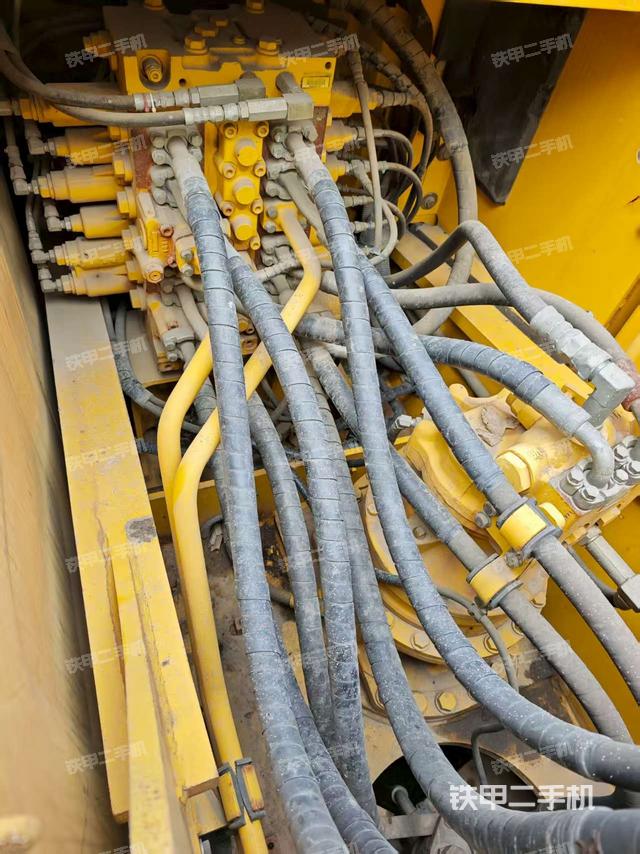 回转马达和主控阀(整机外观) 回转马达和主控阀(整机外观)