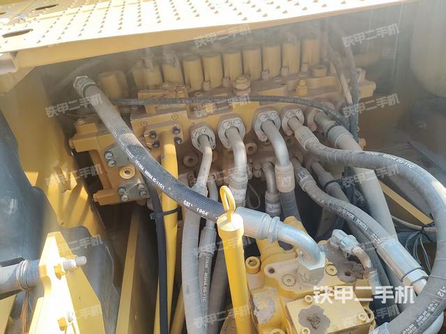 回转马达和主控阀(整机外观) 回转马达和主控阀(整机外观)