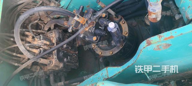 回转马达和主控阀(整机外观) 回转马达和主控阀(整机外观)